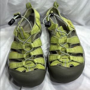 KEEN Women's Newport H2 Closed Toe Water Sandal  Green Outdoor Sandals size 9.5